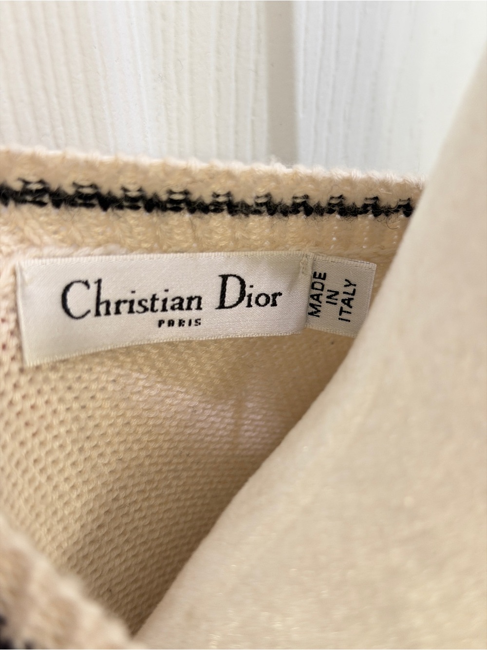 Dior Short-Sleeved Sweater
Ecru Wool and Cashmere Knit - Picture 9 of 10